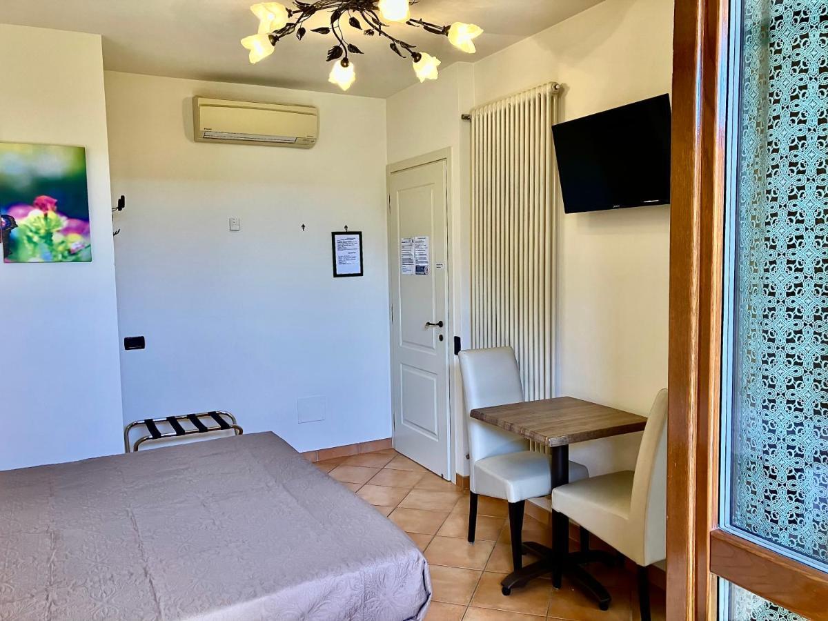 B&B Desenzano Paradise デセンツァーノ・デル・ガルダ エクステリア 写真